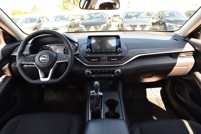 Nissan Altima Vehicle Image 08