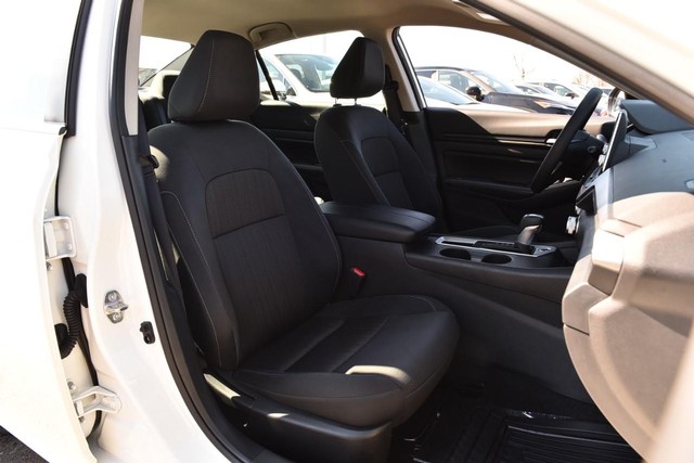 Nissan Altima Vehicle Image 20