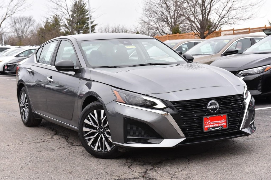 Nissan Altima Vehicle Full-screen Gallery Image 2