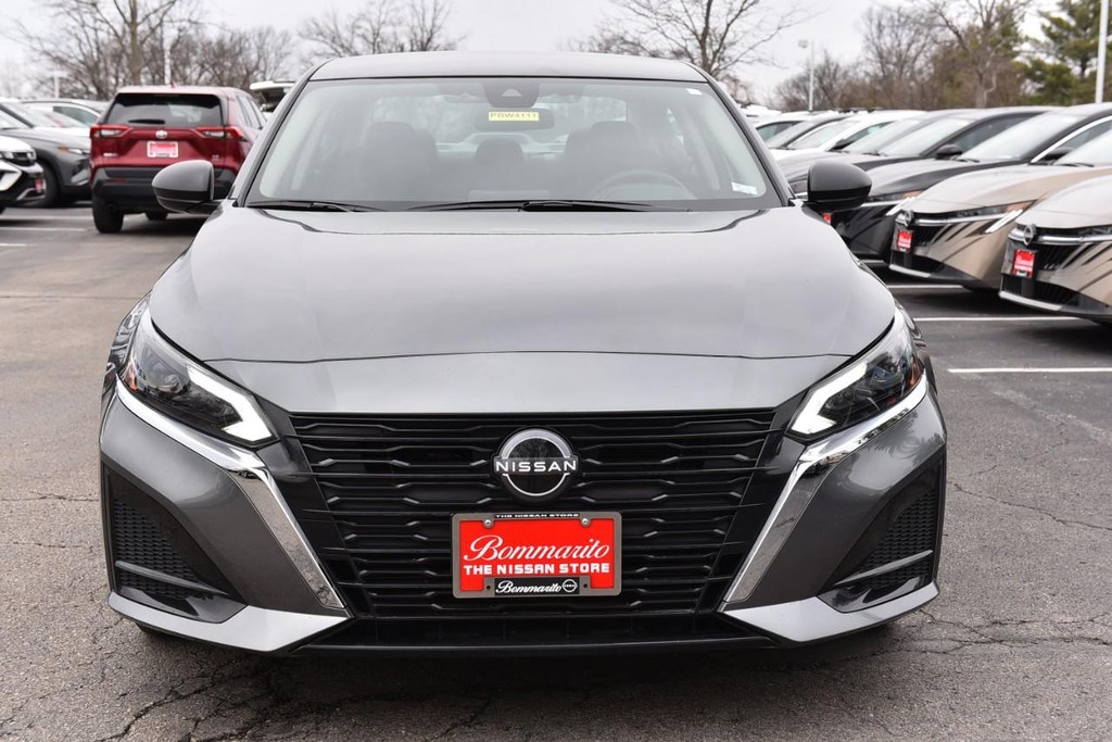 Nissan Altima Vehicle Full-screen Gallery Image 4