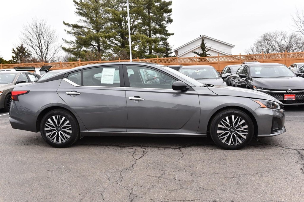 Nissan Altima Vehicle Full-screen Gallery Image 5