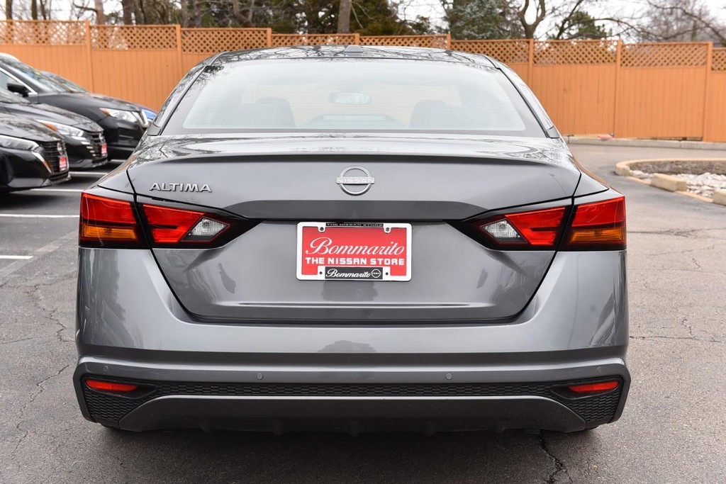 Nissan Altima Vehicle Full-screen Gallery Image 6