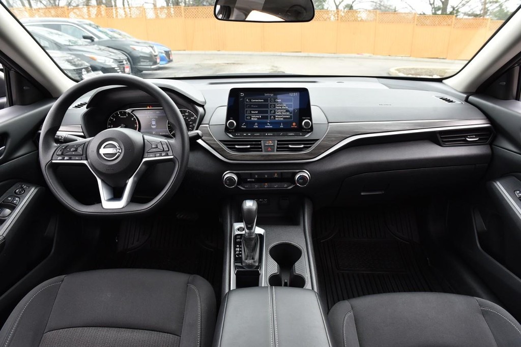 Nissan Altima Vehicle Full-screen Gallery Image 8