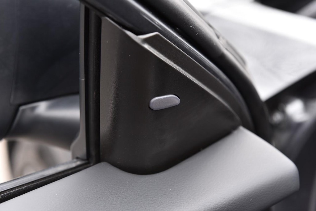 Nissan Altima Vehicle Full-screen Gallery Image 10