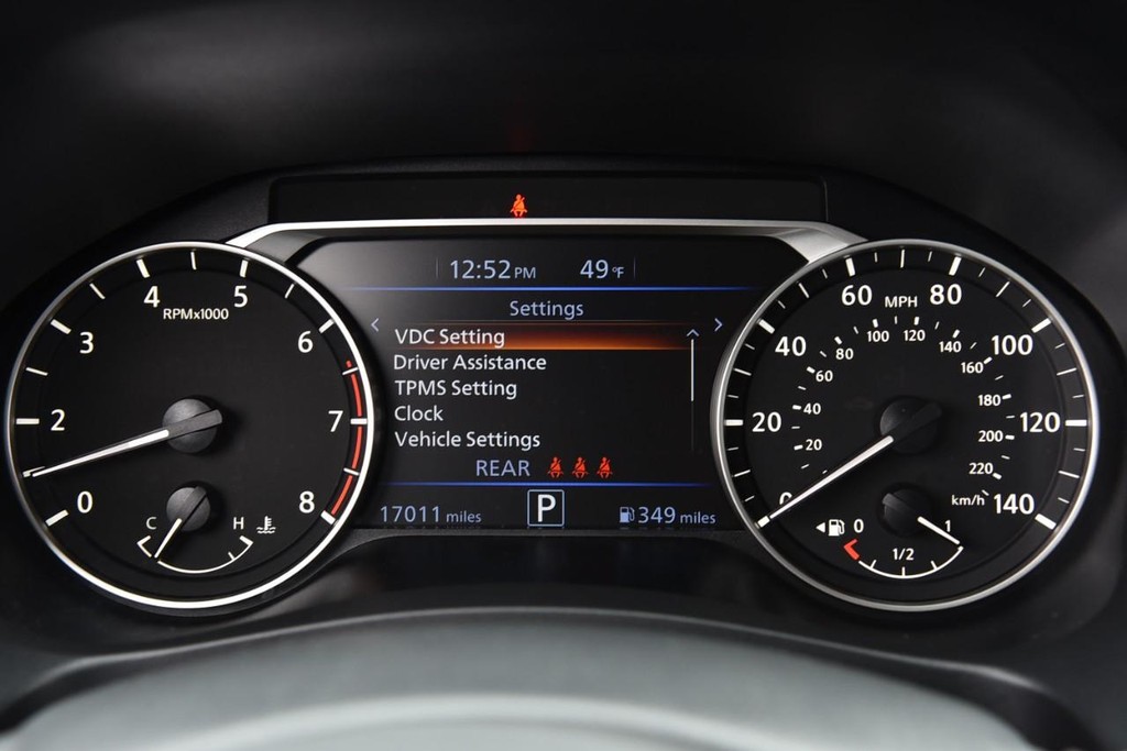 Nissan Altima Vehicle Full-screen Gallery Image 12