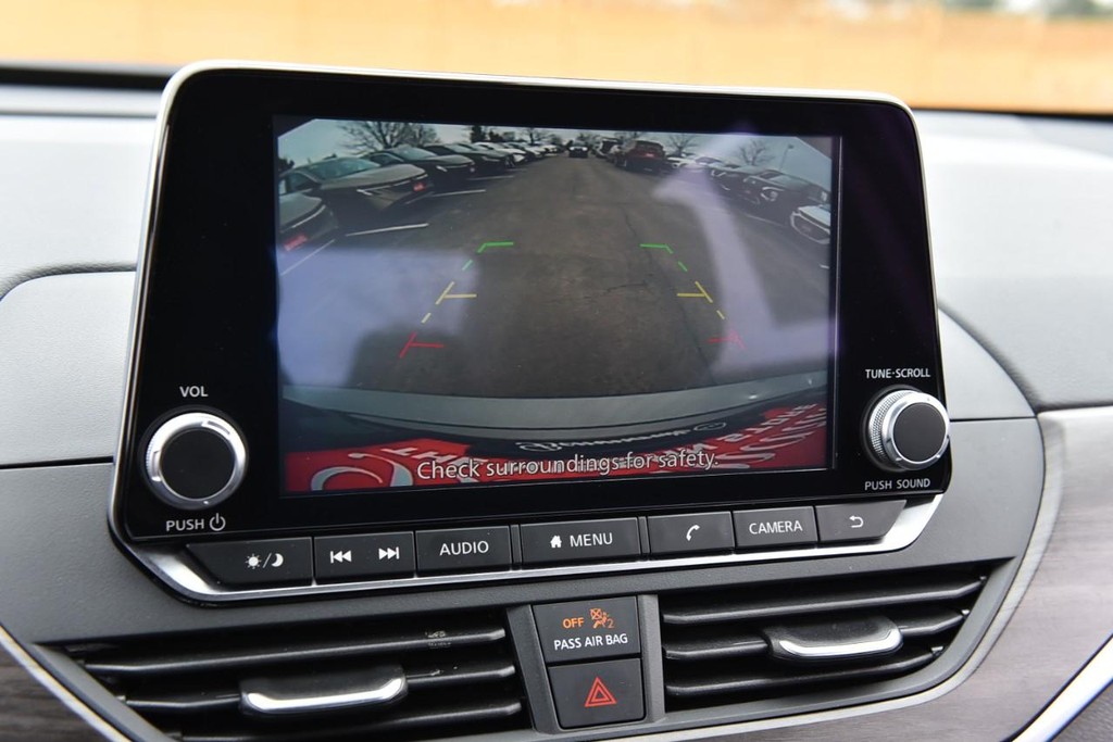 Nissan Altima Vehicle Full-screen Gallery Image 13