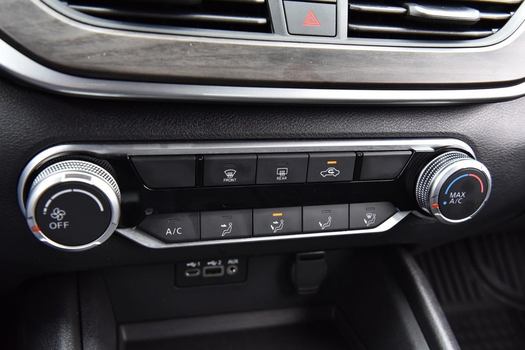 Nissan Altima Vehicle Full-screen Gallery Image 15