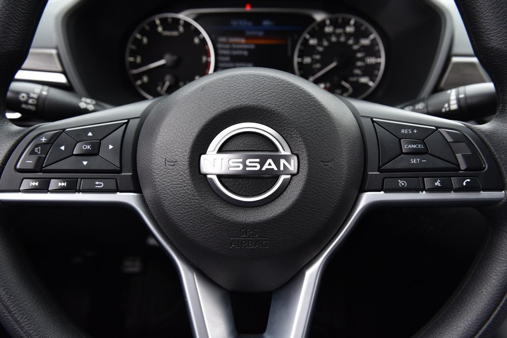 Nissan Altima Vehicle Full-screen Gallery Image 18