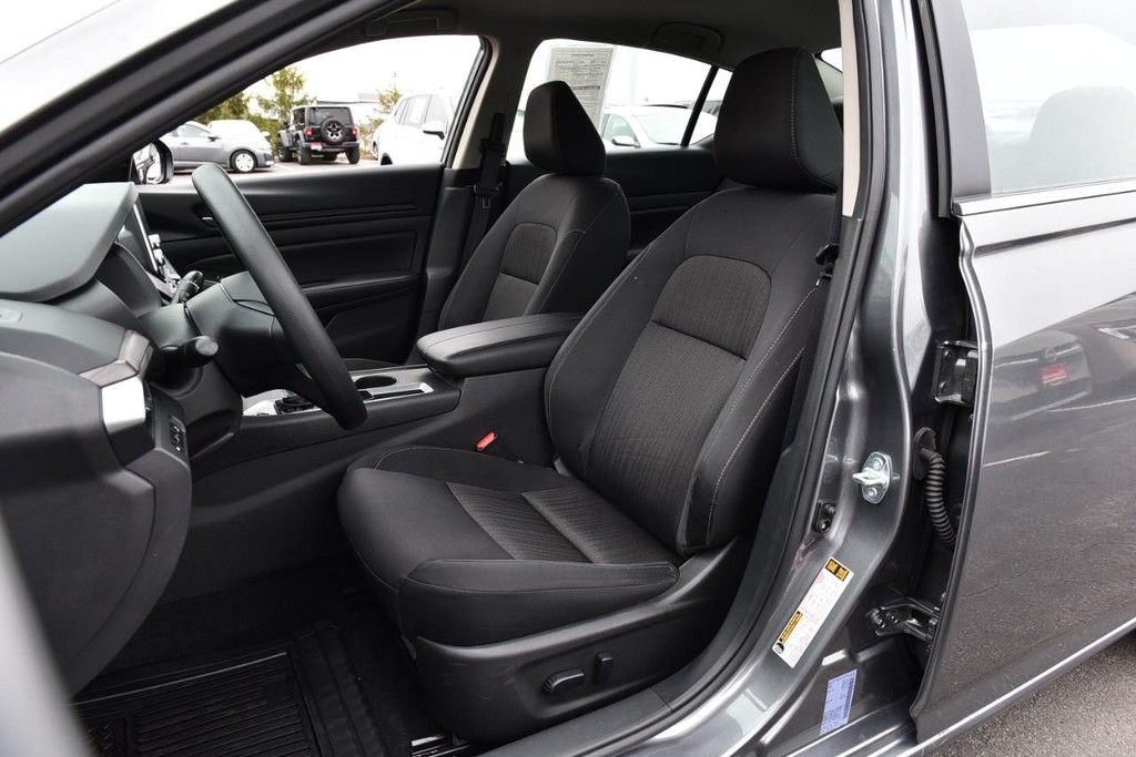 Nissan Altima Vehicle Full-screen Gallery Image 19