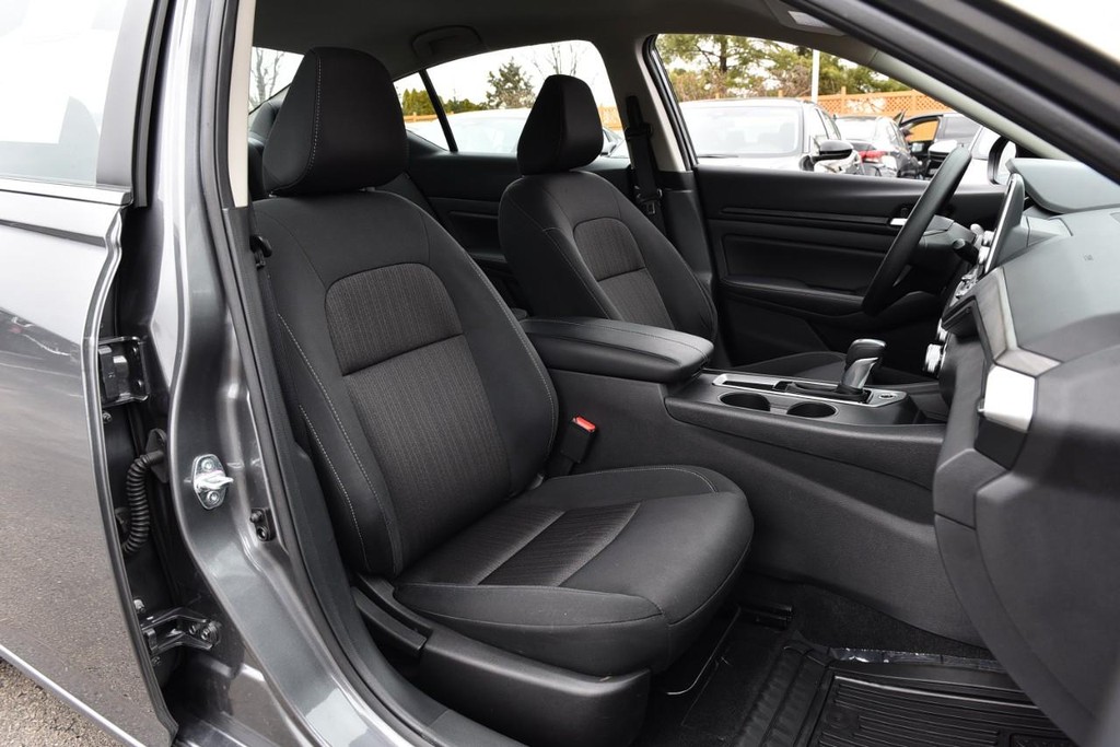 Nissan Altima Vehicle Full-screen Gallery Image 20