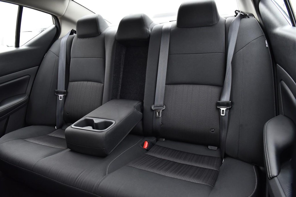 Nissan Altima Vehicle Full-screen Gallery Image 21