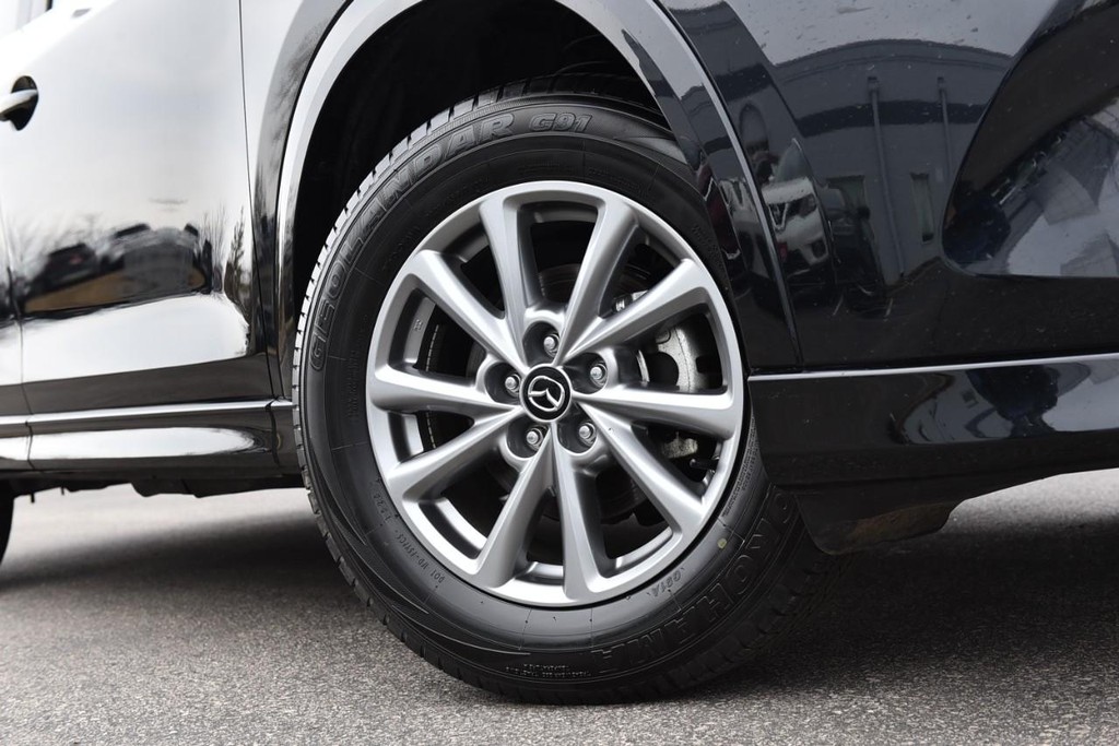 Mazda CX-5 Vehicle Full-screen Gallery Image 3