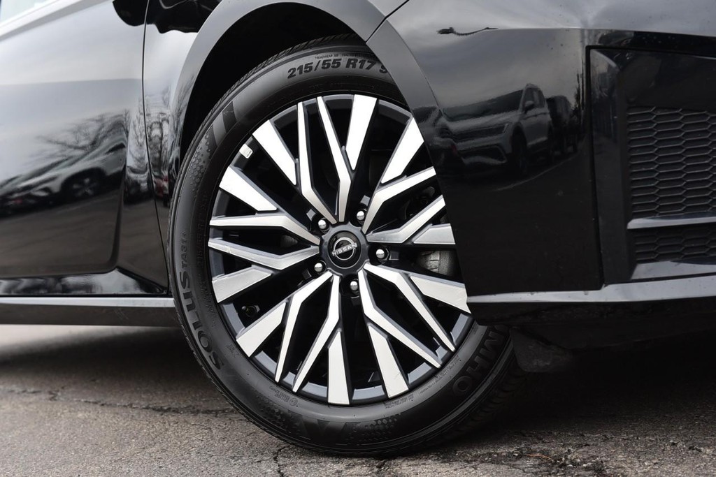 Nissan Altima Vehicle Full-screen Gallery Image 3