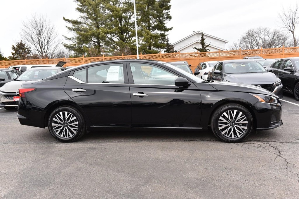 Nissan Altima Vehicle Full-screen Gallery Image 5