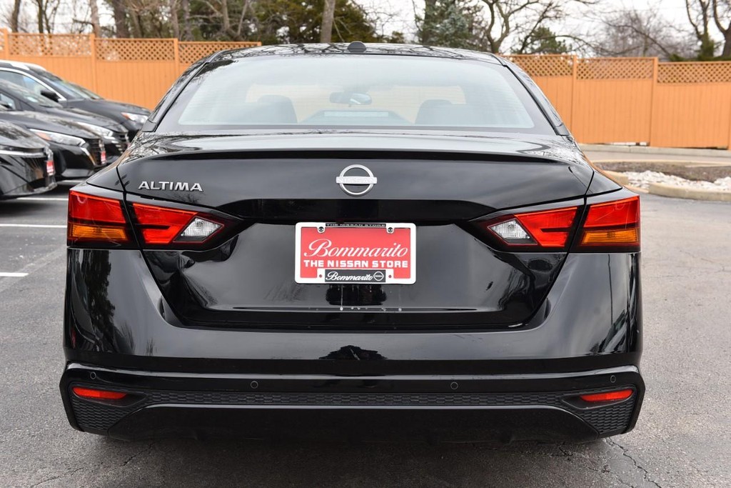 Nissan Altima Vehicle Full-screen Gallery Image 6