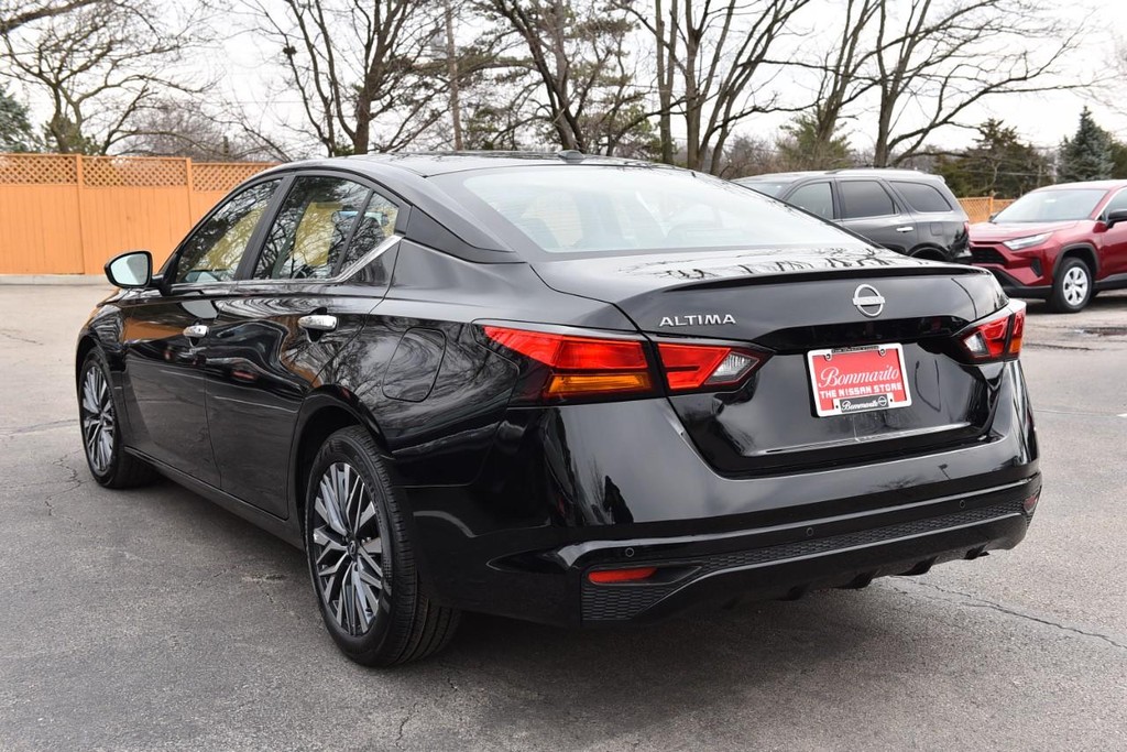 Nissan Altima Vehicle Full-screen Gallery Image 7