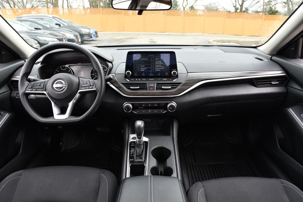 Nissan Altima Vehicle Full-screen Gallery Image 8