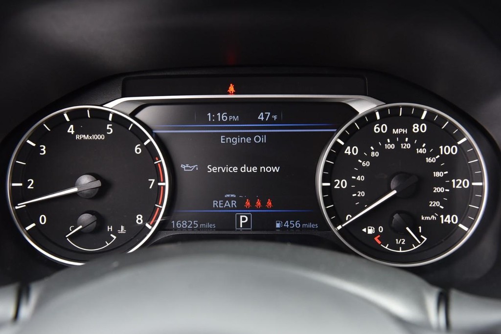 Nissan Altima Vehicle Full-screen Gallery Image 12