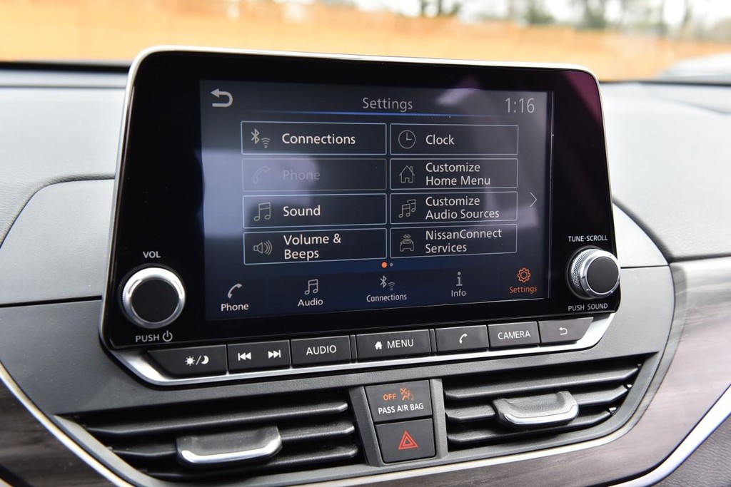 Nissan Altima Vehicle Full-screen Gallery Image 14