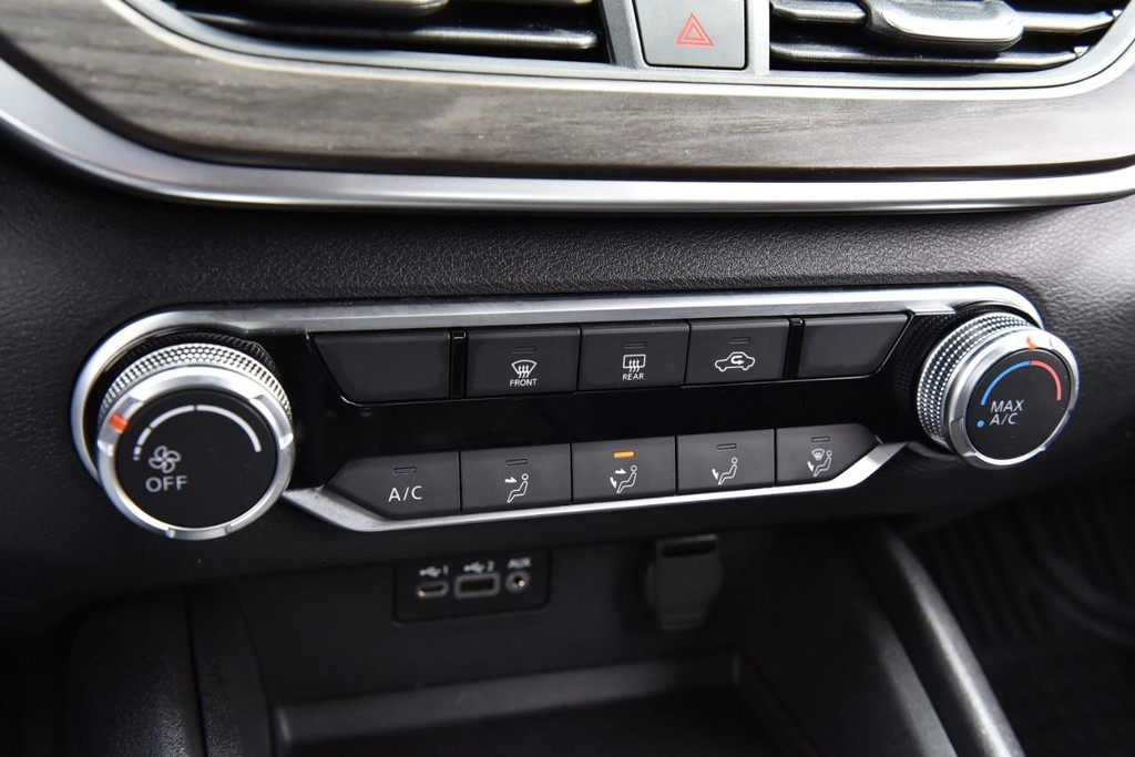 Nissan Altima Vehicle Full-screen Gallery Image 15