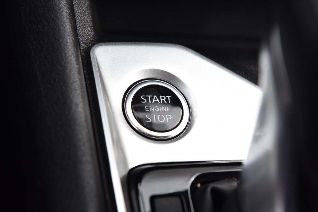 Nissan Altima Vehicle Full-screen Gallery Image 17