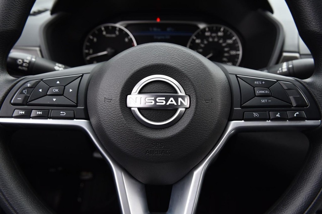 Nissan Altima Vehicle Full-screen Gallery Image 18