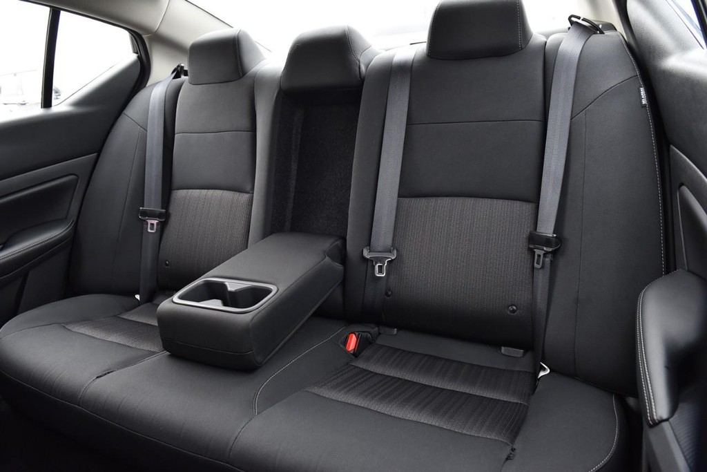 Nissan Altima Vehicle Full-screen Gallery Image 21