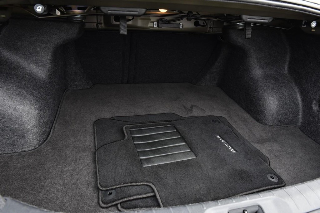 Nissan Altima Vehicle Full-screen Gallery Image 23