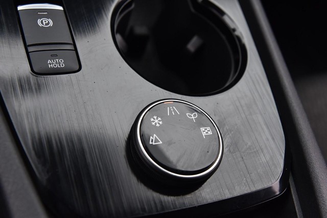 Nissan Rogue Vehicle Image 17