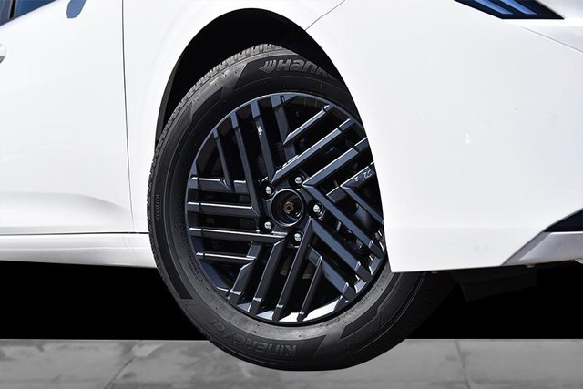 Nissan Sentra Vehicle Image 03