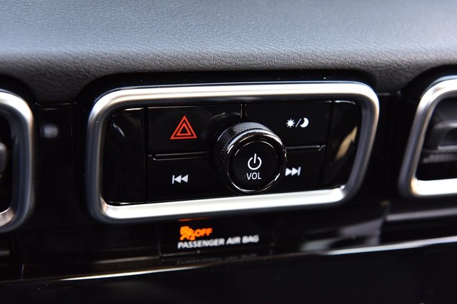 Nissan Sentra Vehicle Image 15