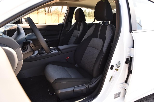 Nissan Sentra Vehicle Image 21