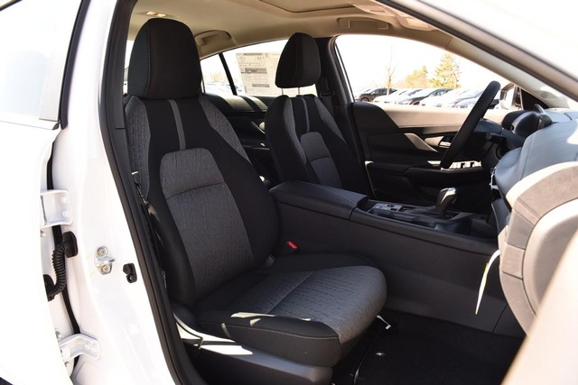 Nissan Sentra Vehicle Image 22