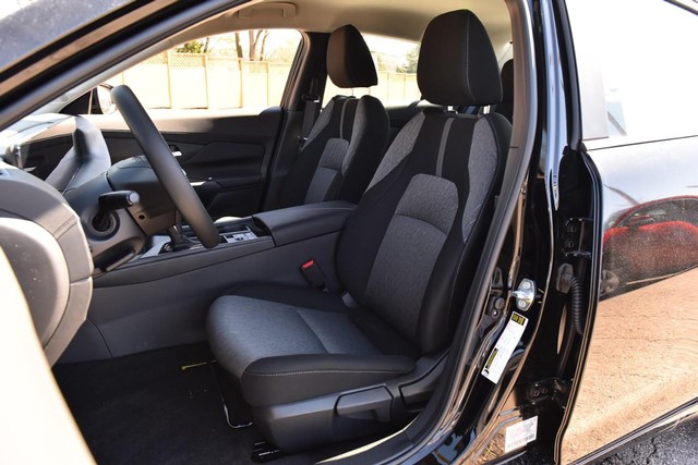 Nissan Sentra Vehicle Image 21