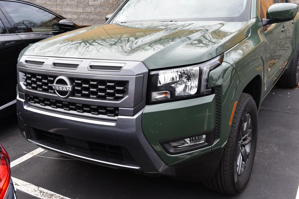 Nissan Frontier Vehicle Full-screen Gallery Image 2