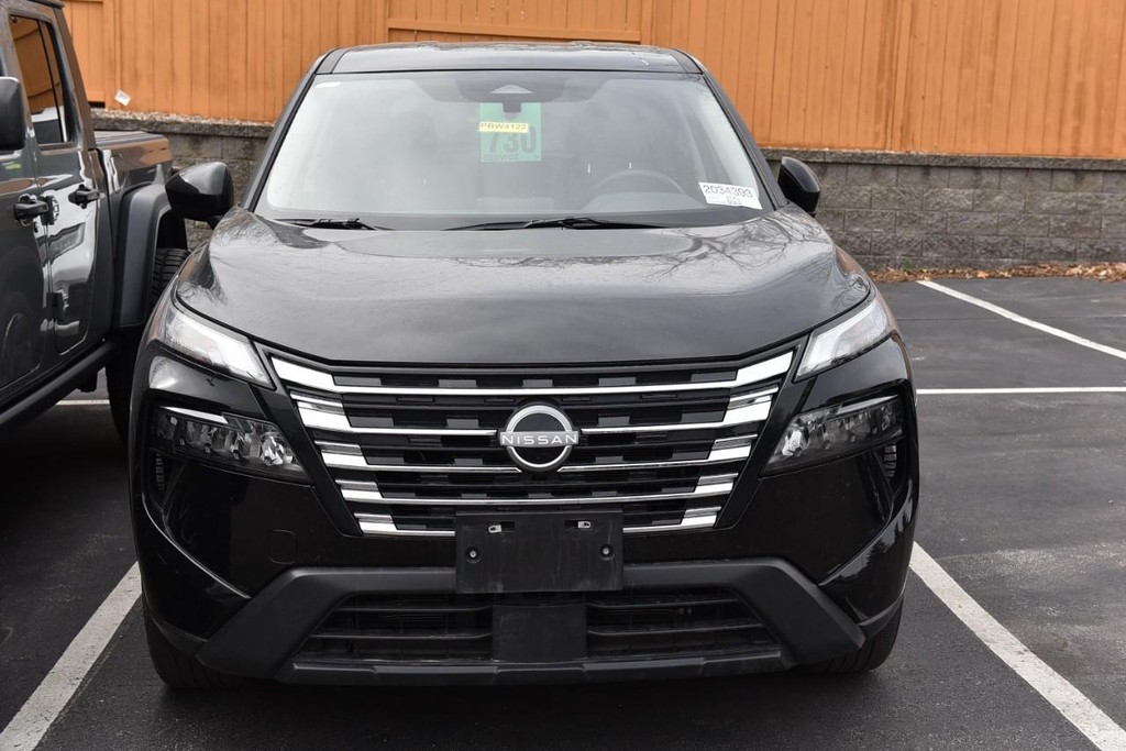 Nissan Rogue Vehicle Full-screen Gallery Image 3