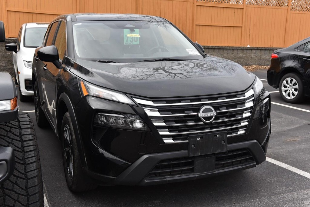 Nissan Rogue Vehicle Full-screen Gallery Image 4