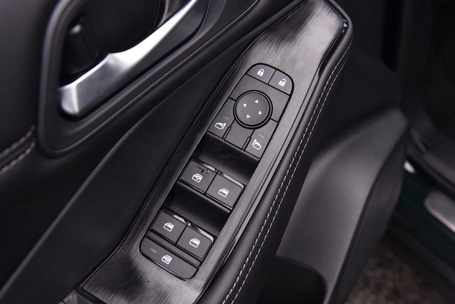 Nissan Rogue Vehicle Image 09