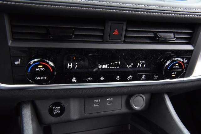 Nissan Rogue Vehicle Image 18