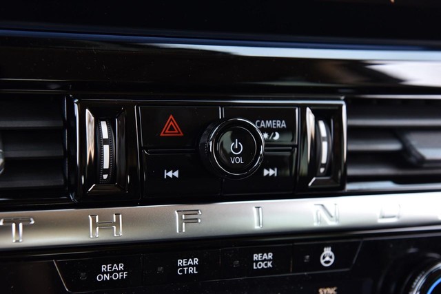 Nissan Pathfinder Vehicle Image 19