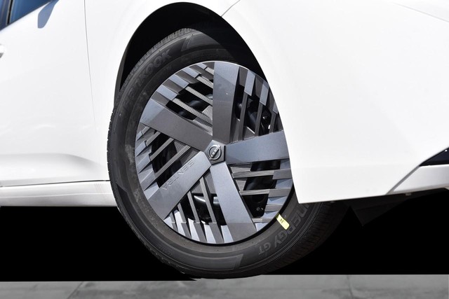 Nissan Sentra Vehicle Image 03