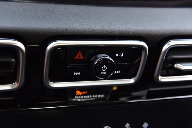 Nissan Sentra Vehicle Image 15