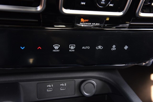 Nissan Sentra Vehicle Image 16