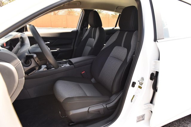 Nissan Sentra Vehicle Image 21