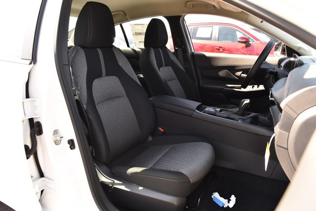 Nissan Sentra Vehicle Image 22