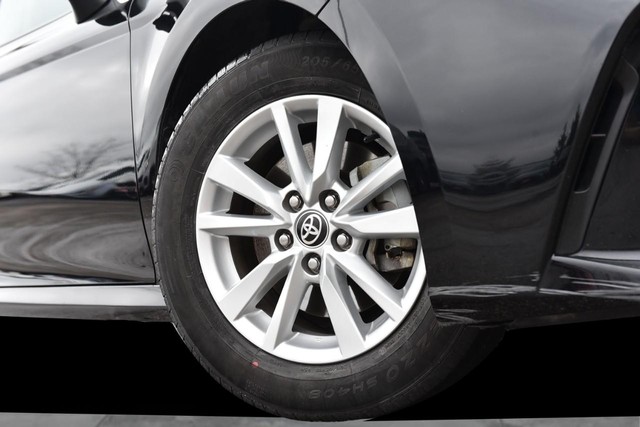 Toyota Camry Vehicle Full-screen Gallery Image 3