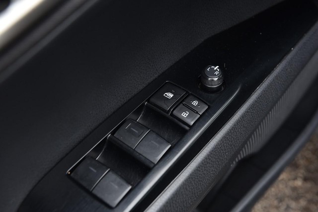 Toyota Camry Vehicle Full-screen Gallery Image 9