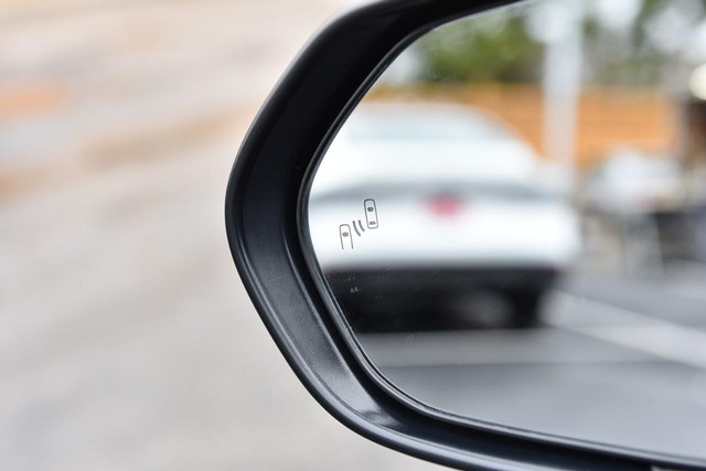 Toyota Camry Vehicle Full-screen Gallery Image 10