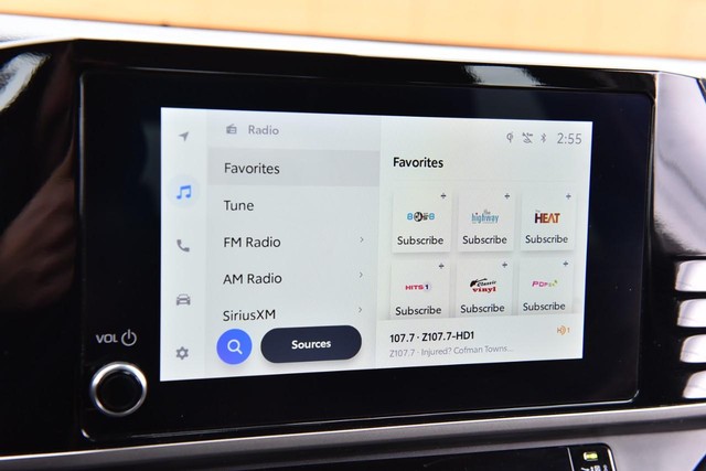 Toyota Camry Vehicle Full-screen Gallery Image 14