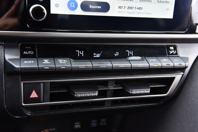 Toyota Camry Vehicle Full-screen Gallery Image 15